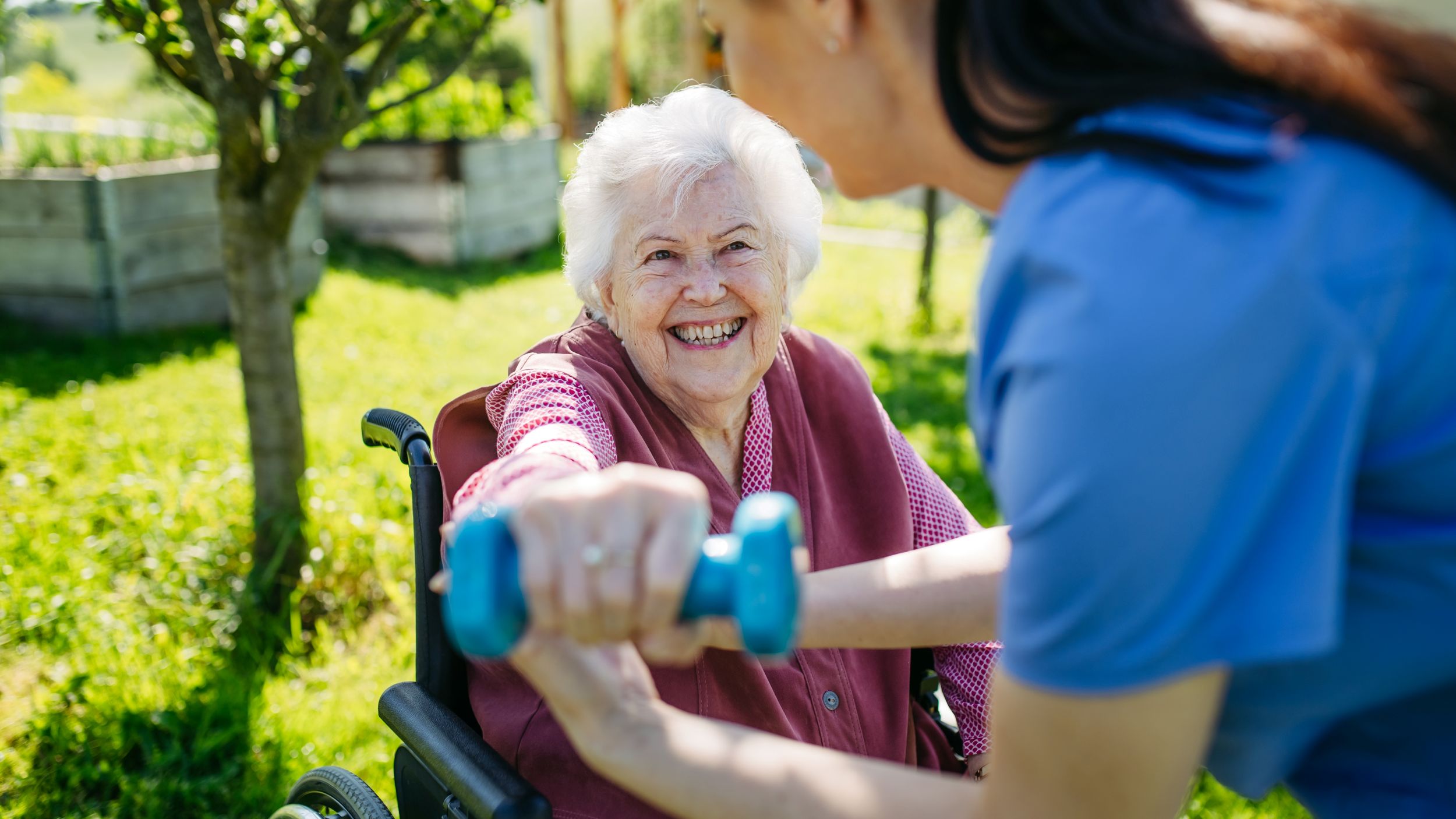 Primavera in movimento: fisioterapia dolce e attività all’aria aperta per il benessere degli anziani