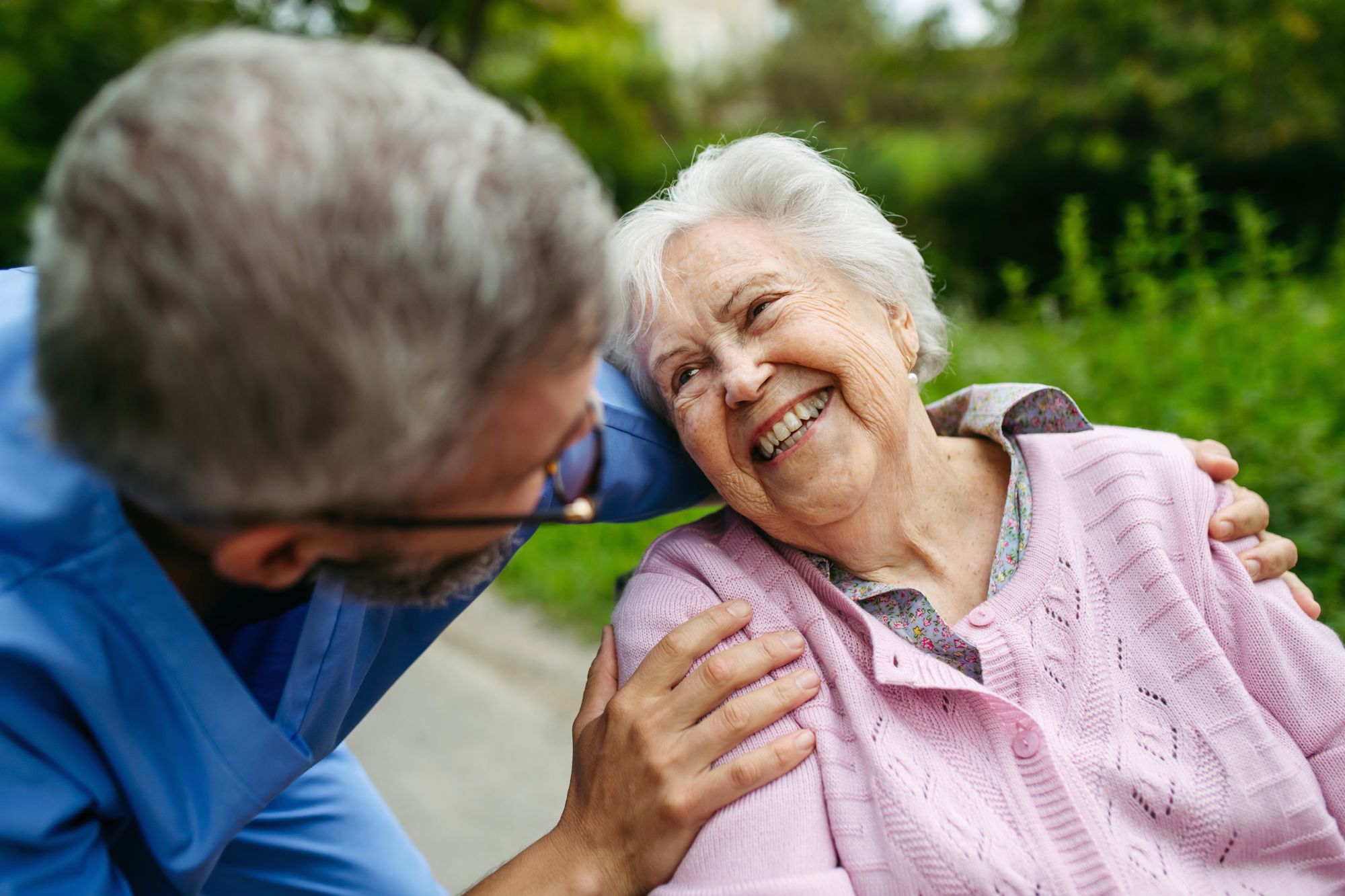 Vivere con l’Alzheimer nel 2026: approcci umani e ambienti protesici