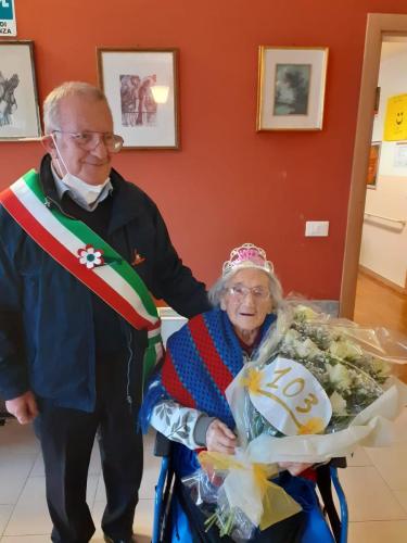 compleanno 103 anni eugenia teresa conti RSA Villa Angela-torta-assessore
