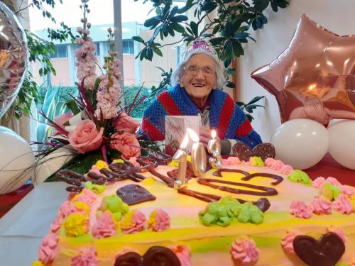 compleanno 103 anni eugenia teresa conti RSA Villa Angela-torta-candeline